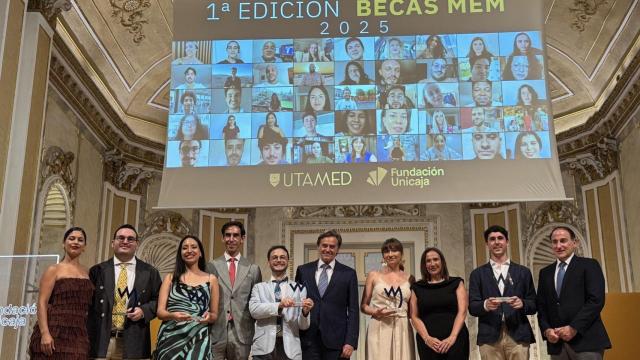 Foto familia de los becados de UTAMED.