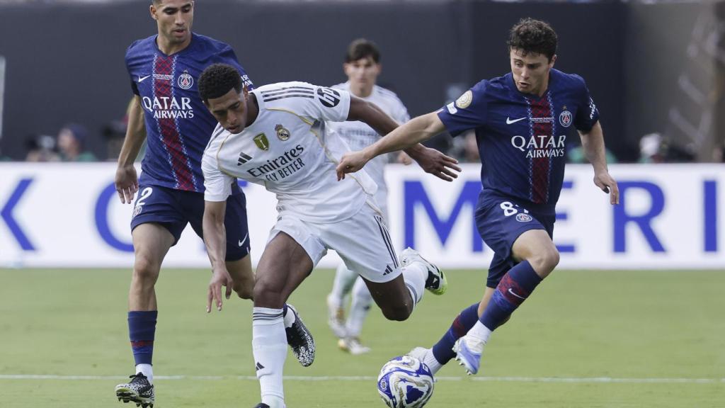 Bellingham conduce el balón presionado por Joao Neves.