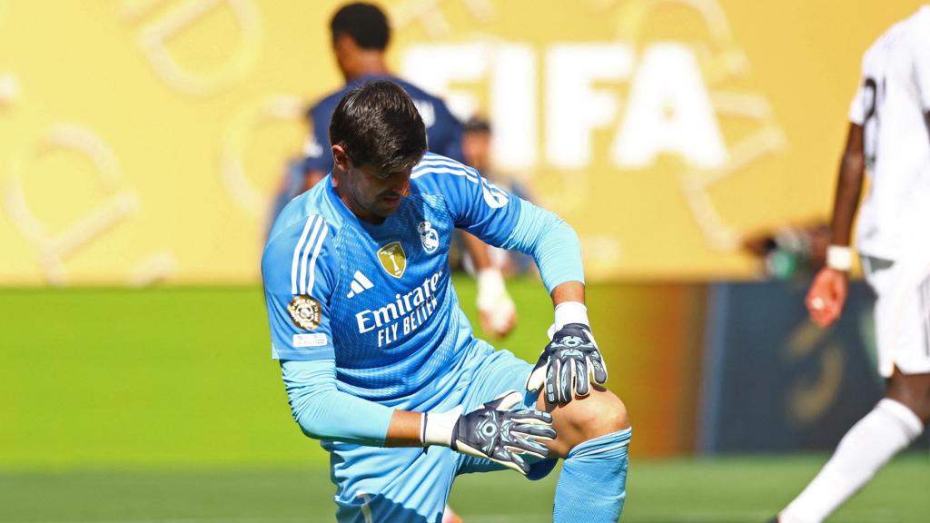 Courtois se lamenta tras un gol del PSG.