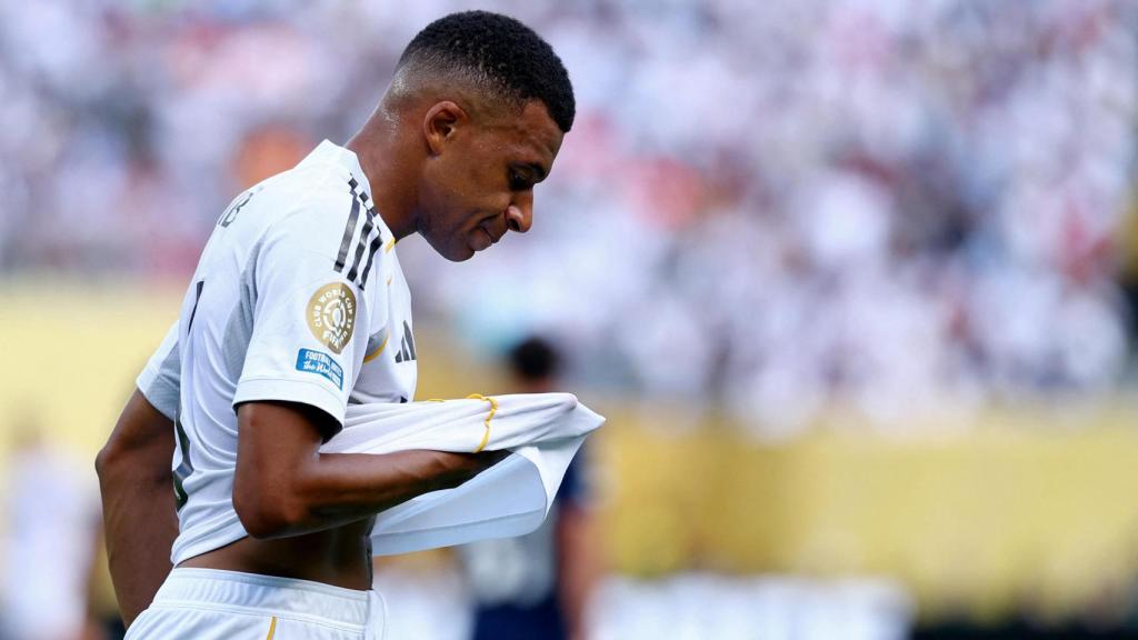 Mbappé, cabizbajo tras la derrota ante el PSG en las semifinales del Mundial de Clubes.