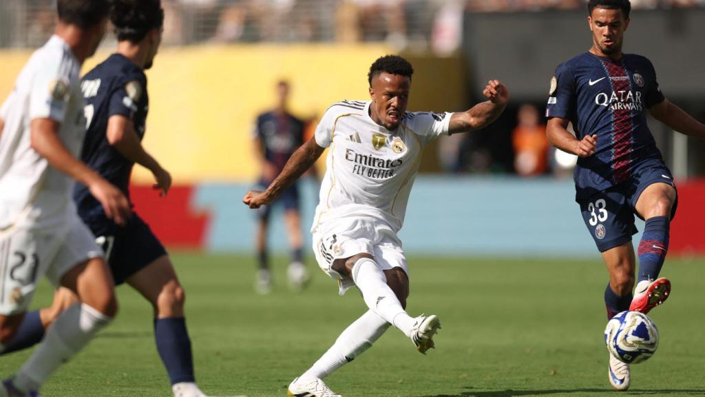 Militao realiza un disparo contra el PSG.