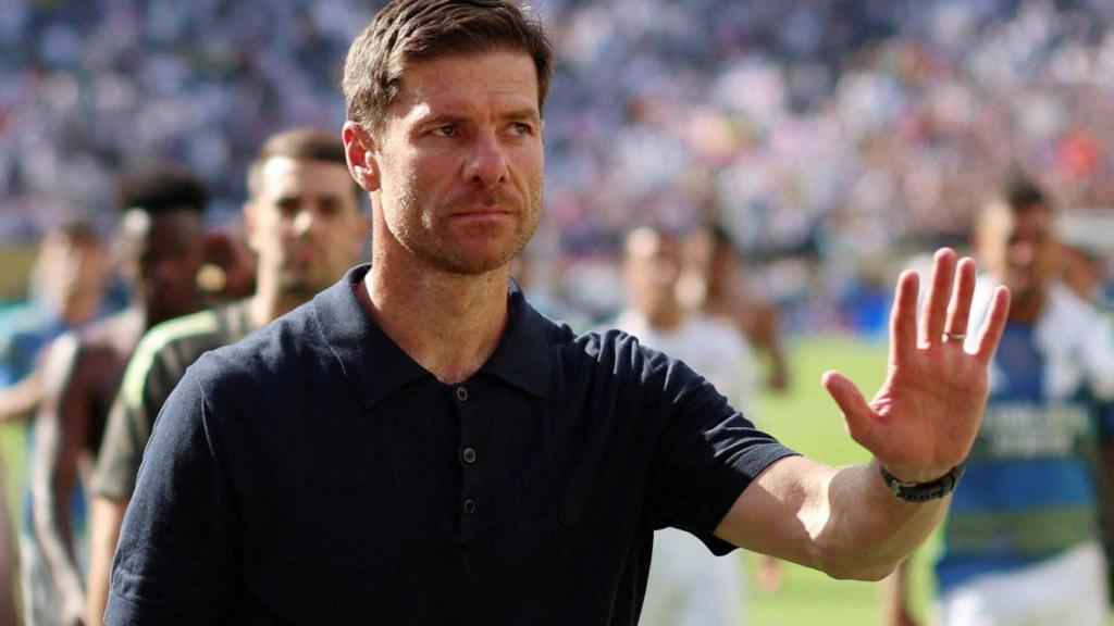 Xabi Alonso saluda en el Mundial de Clubes.