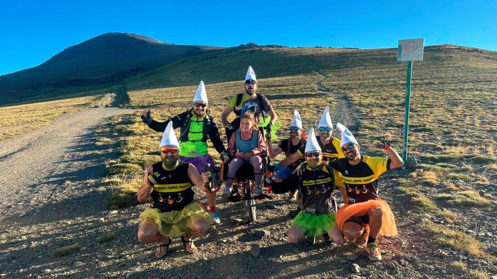Julia y el equipo (en el que está su padre) con el que coronó el Mulhacén.