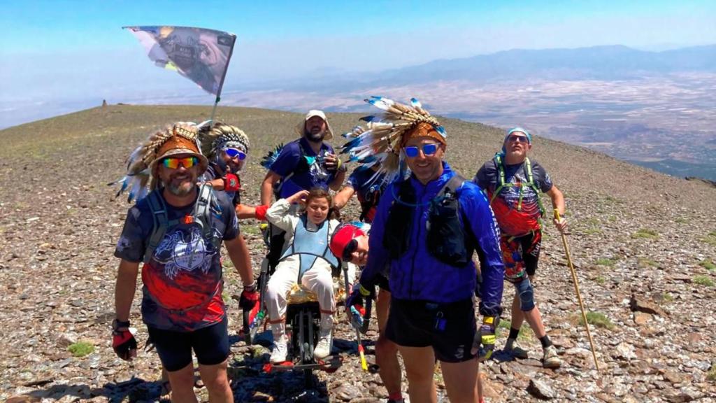 Julia y el equipo en una de las cimas de los tres picos que coronaron el pasado sábado.