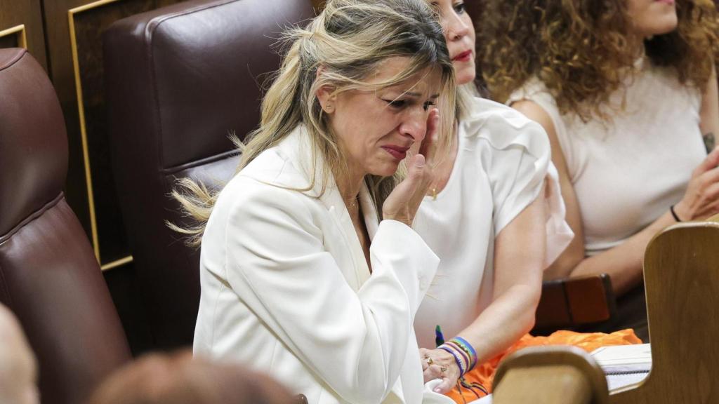Yolanda Díaz, rota en lágrimas en la sesión plenaria de este miércoles, 9 de julio, tras la muerte de su padre.