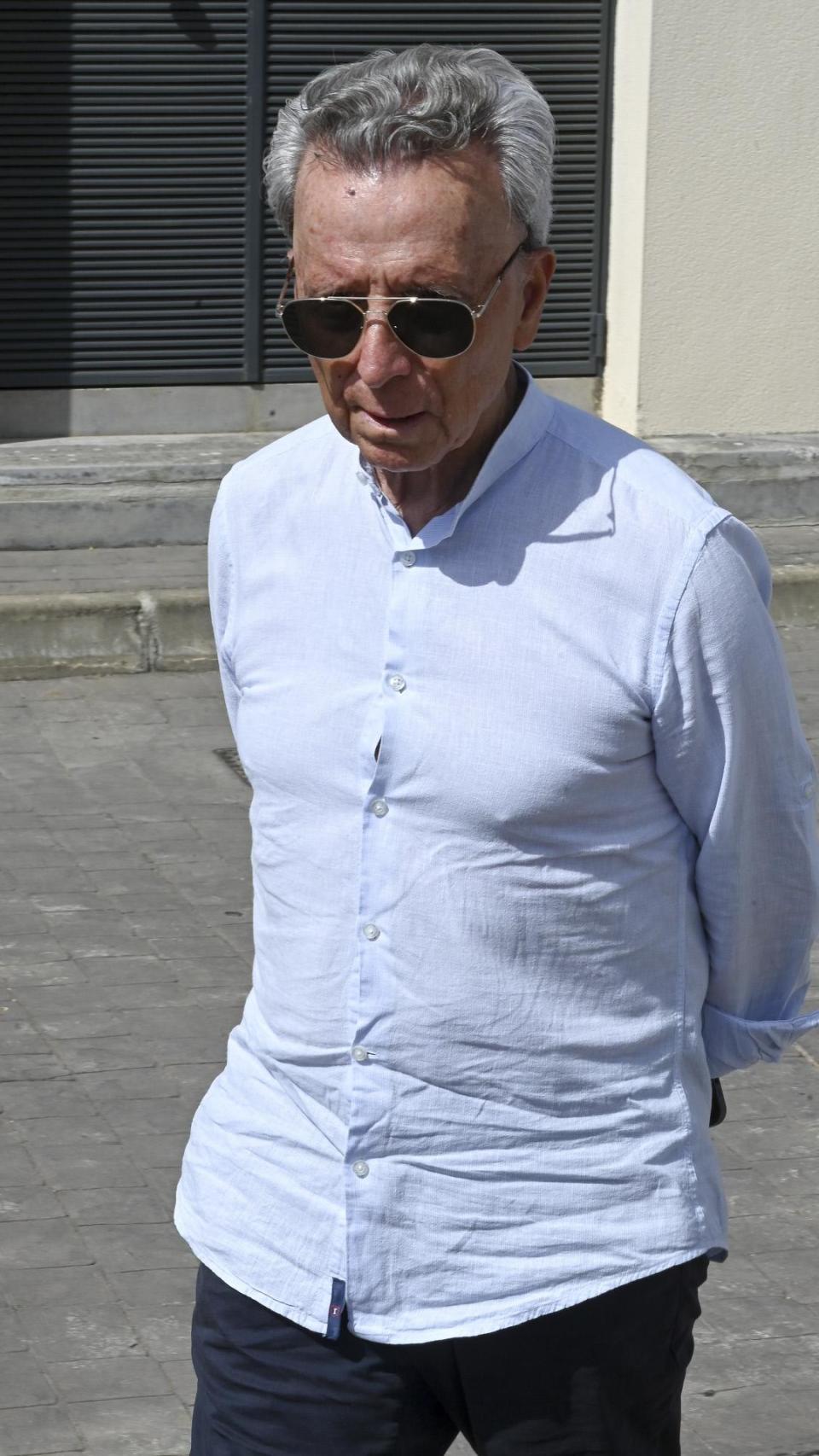 José Fernando, arropado por José Ortega Cano y su hermana Gloria Camila, acude al tanatorio para dar un último adiós a su expareja, Michu