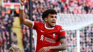 Luis Díaz reclama un penalti durante un partido entre el Liverpool y el Everton