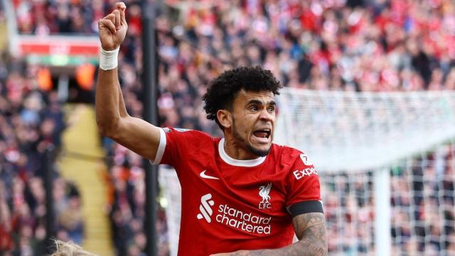 Luis Díaz reclama un penalti durante un partido entre el Liverpool y el Everton