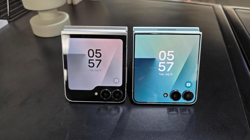 Samsung Galaxy Z Flip 7 FE (izq) y Galaxy Z Flip 7 (der)