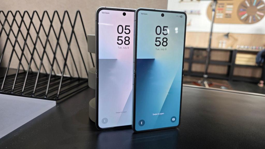 Samsung Galaxy Z Flip 7 FE (izq) y Galaxy Z Flip 7 (der)