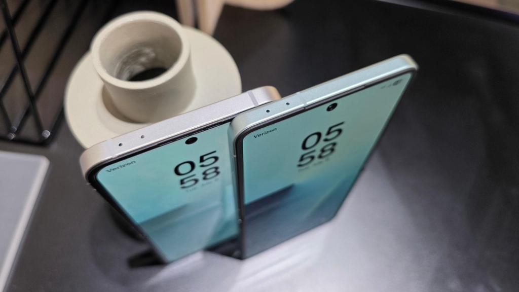 Samsung Galaxy Z Flip 7 FE (izq) y Galaxy Z Flip 7 (der)