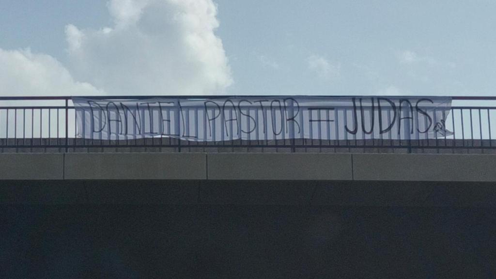 Pancartas contra instituciones por la gestión de la Nueva Rosaleda