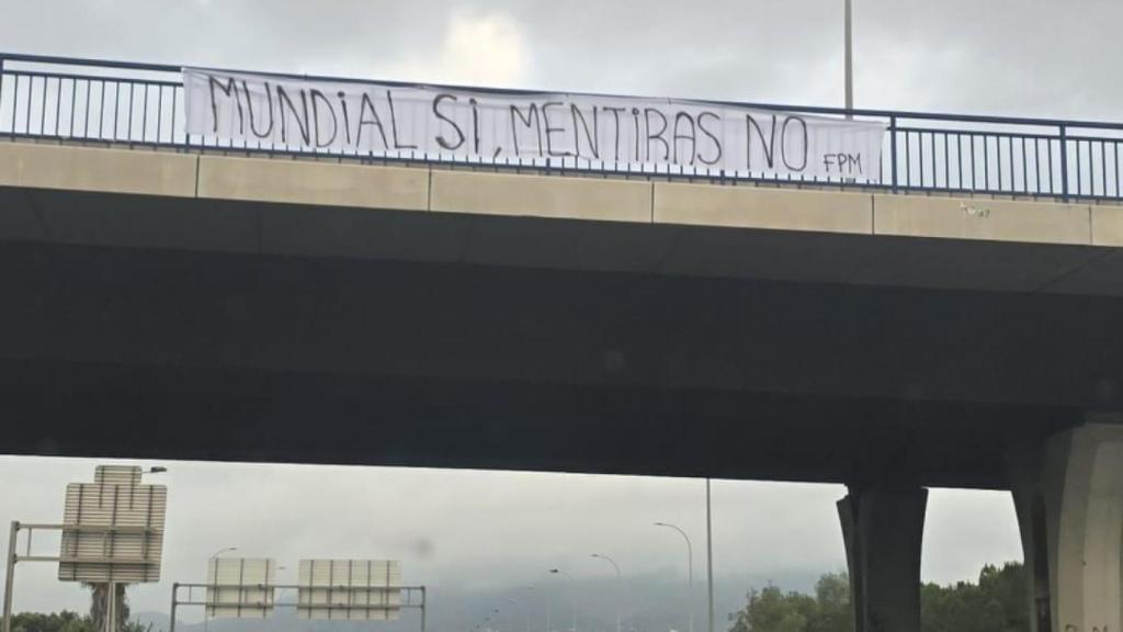 Pancartas contra instituciones por la gestión de la Nueva Rosaleda