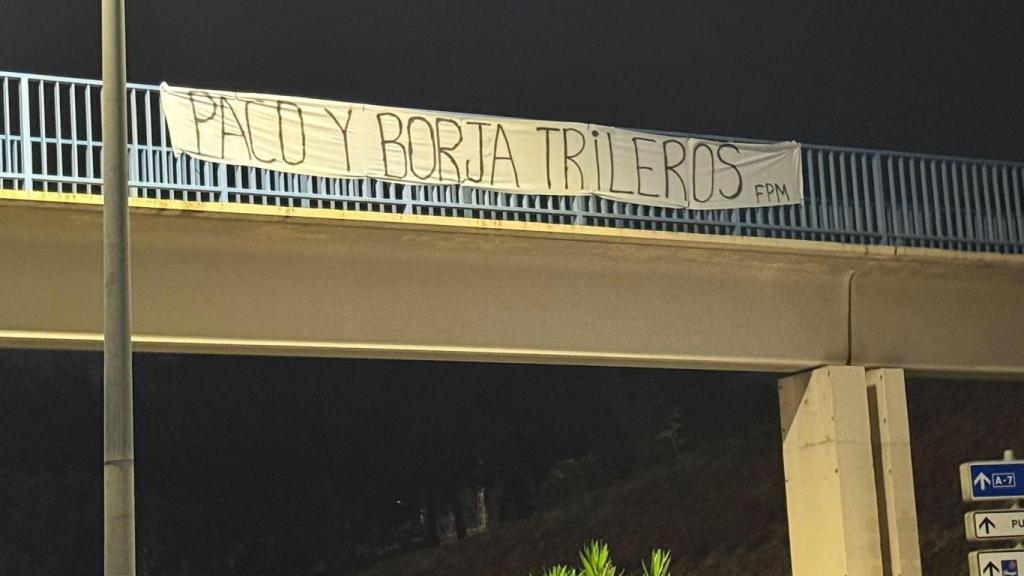 Pancartas contra instituciones por la gestión de la Nueva Rosaleda