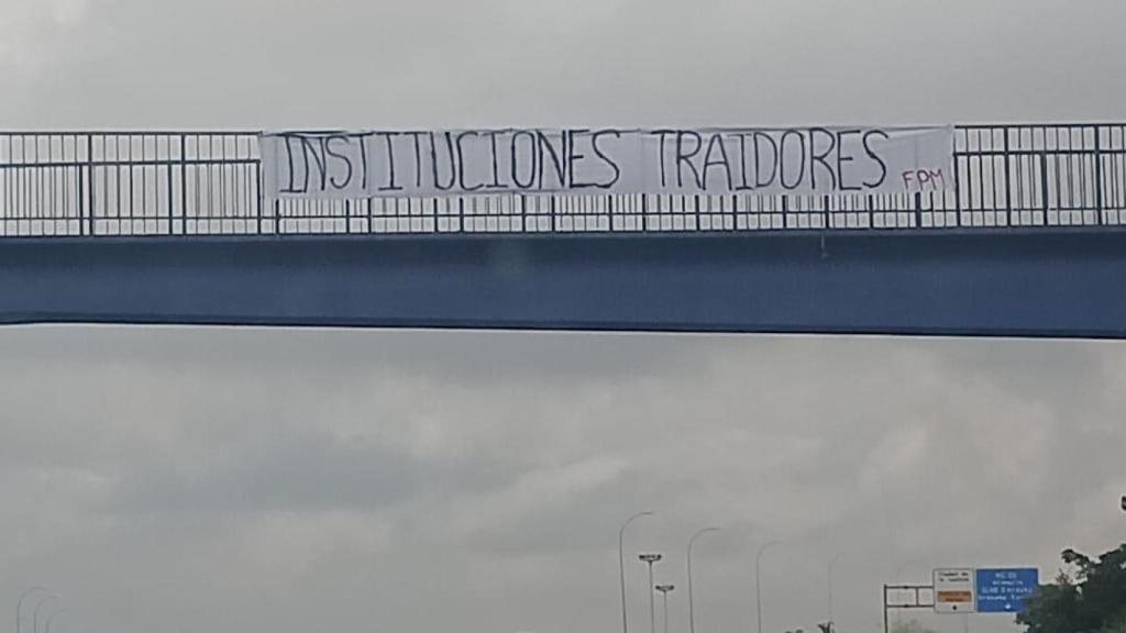 Pancartas contra instituciones por la gestión de la Nueva Rosaleda