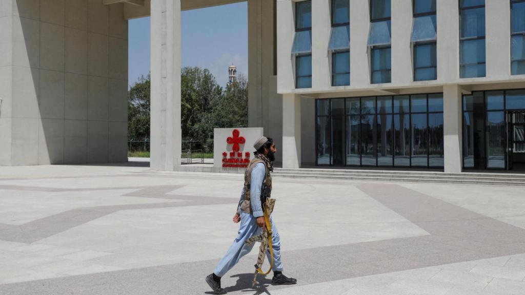 Un soldado talibán camina por la Universidad de Kabul, en Kabul, Afganistán, el 14 de junio de 2023.