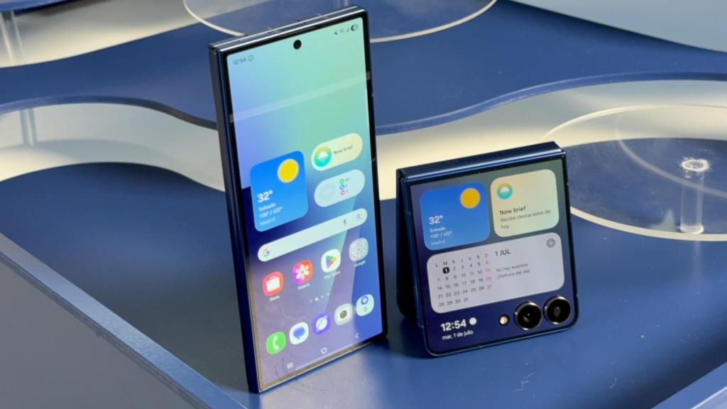 Samsung Galaxy Z Fold 7 (izqda) y Samsung Galaxy Z Flip 7 (dcha).