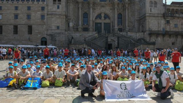 Participantes en la Ruta Quetzal llegan a la praza do Obradoiro.