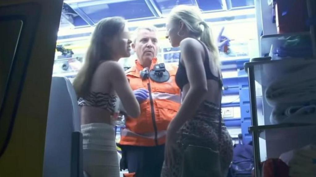 José Manuel con dos turistas extranjeras en una ambulancia.