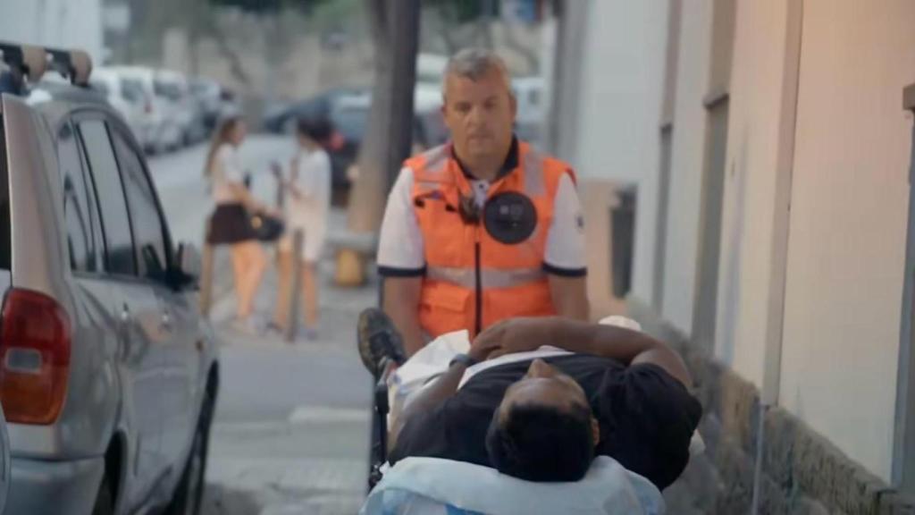 José Manuel llevando en una camilla a un paciente alcoholizado que estaba tirado en una calle en Ibiza.