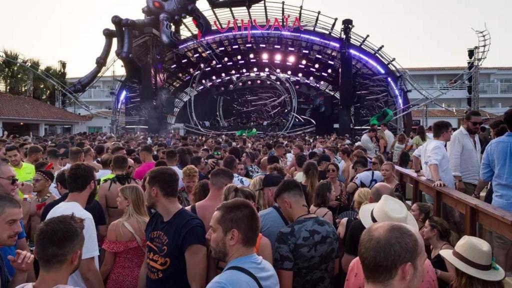 A las discotecas de Ibiza llegan miles de turistas cada noche.