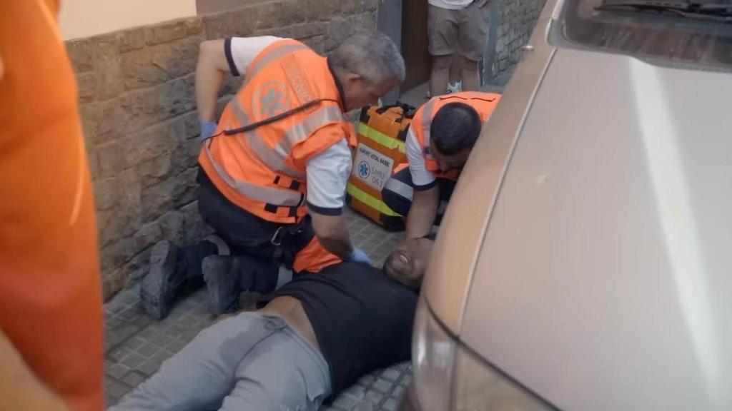 José Manuel y su compañero atendiendo a una persona que se cayó mientras caminaba alcoholizada por Ibiza.