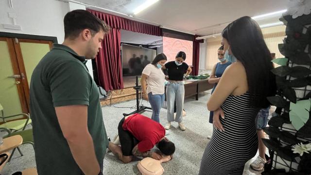 Monitores enseñando a los menores a practicar una RCP.
