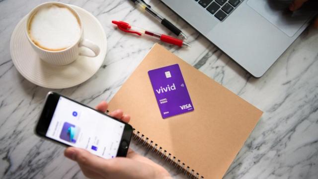 Aplicación y tarjeta del neobanco Vivid Money.