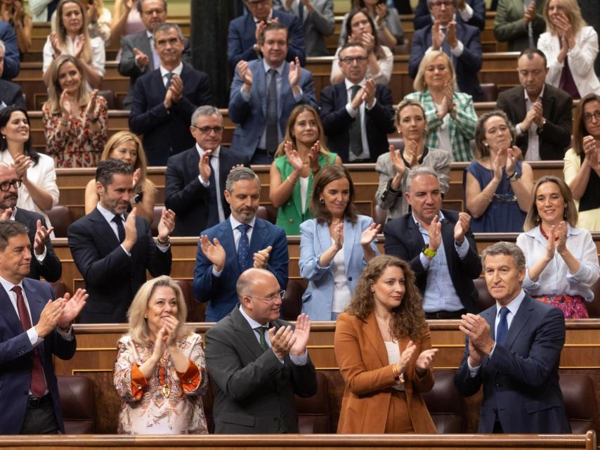 Feijóo, aplaudido por la bancada popular en el pleno extraordinario en el Congreso este miércoles.