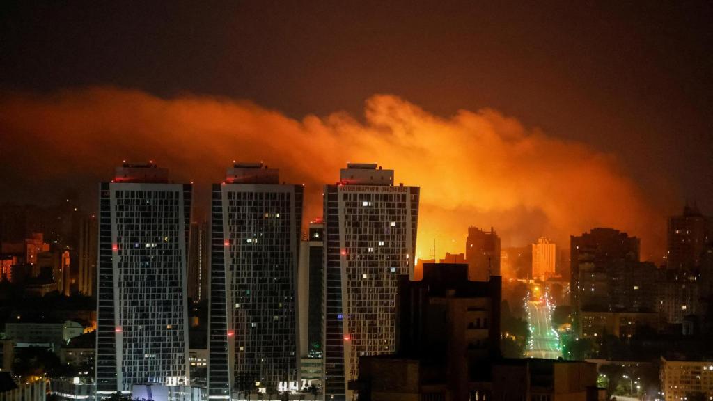 Una explosión de un dron ilumina el cielo sobre Kiev durante el ataque ruso con drones y misiles de esta madrugada.