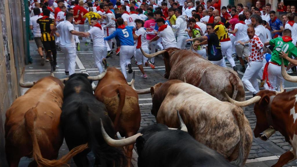 Muchos mozos en la carrera.