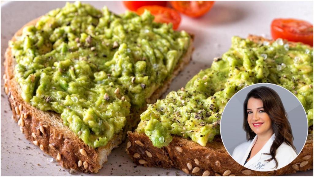 La doctora Pilar Esteban junto a una tostada con aguacate.