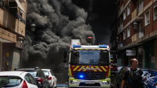 Camión de bomberos en el Tedi incendiado en Valencia. Eduardo Manzana/Europa Press