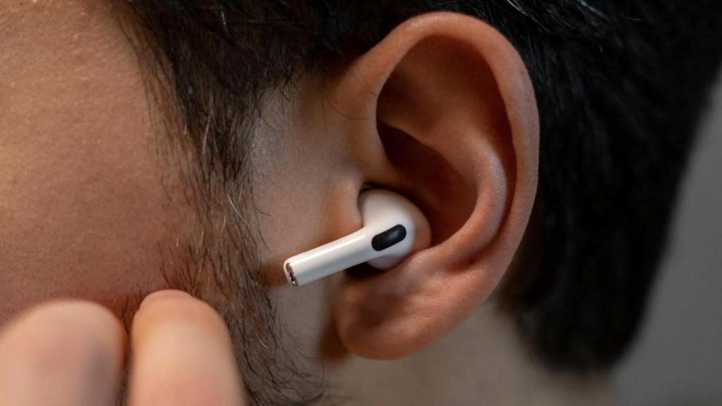 Imagen de una persona con un auricular.