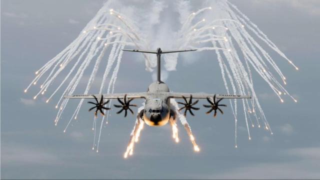 Airbus A400M lanzando bengalas