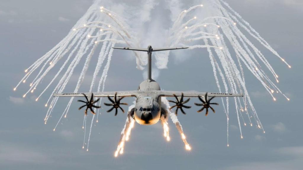 Airbus A400M lanzando bengalas