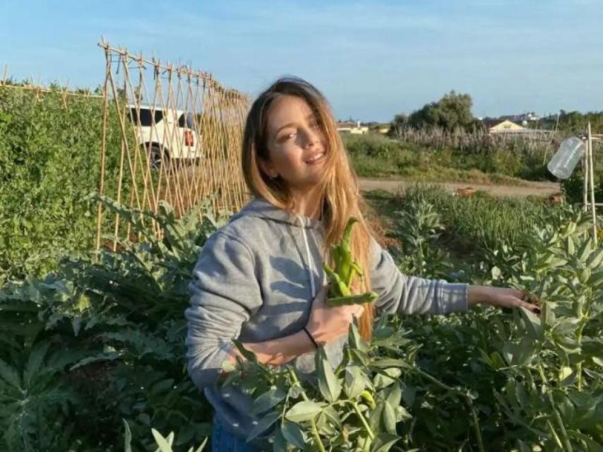 Ana Mena en su huerto.