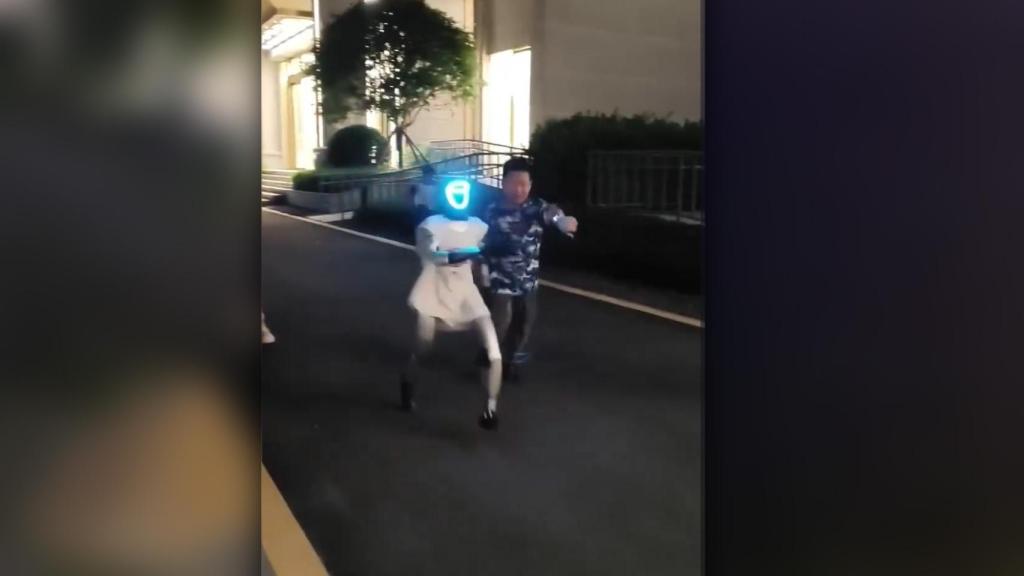 Robot Unitree corriendo con niños en China.