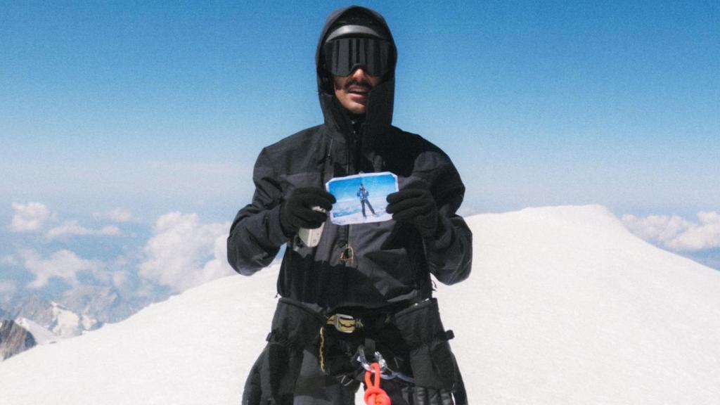 Álvaro Guerra en la cima del Mont Blanc junto a la foto de su padre