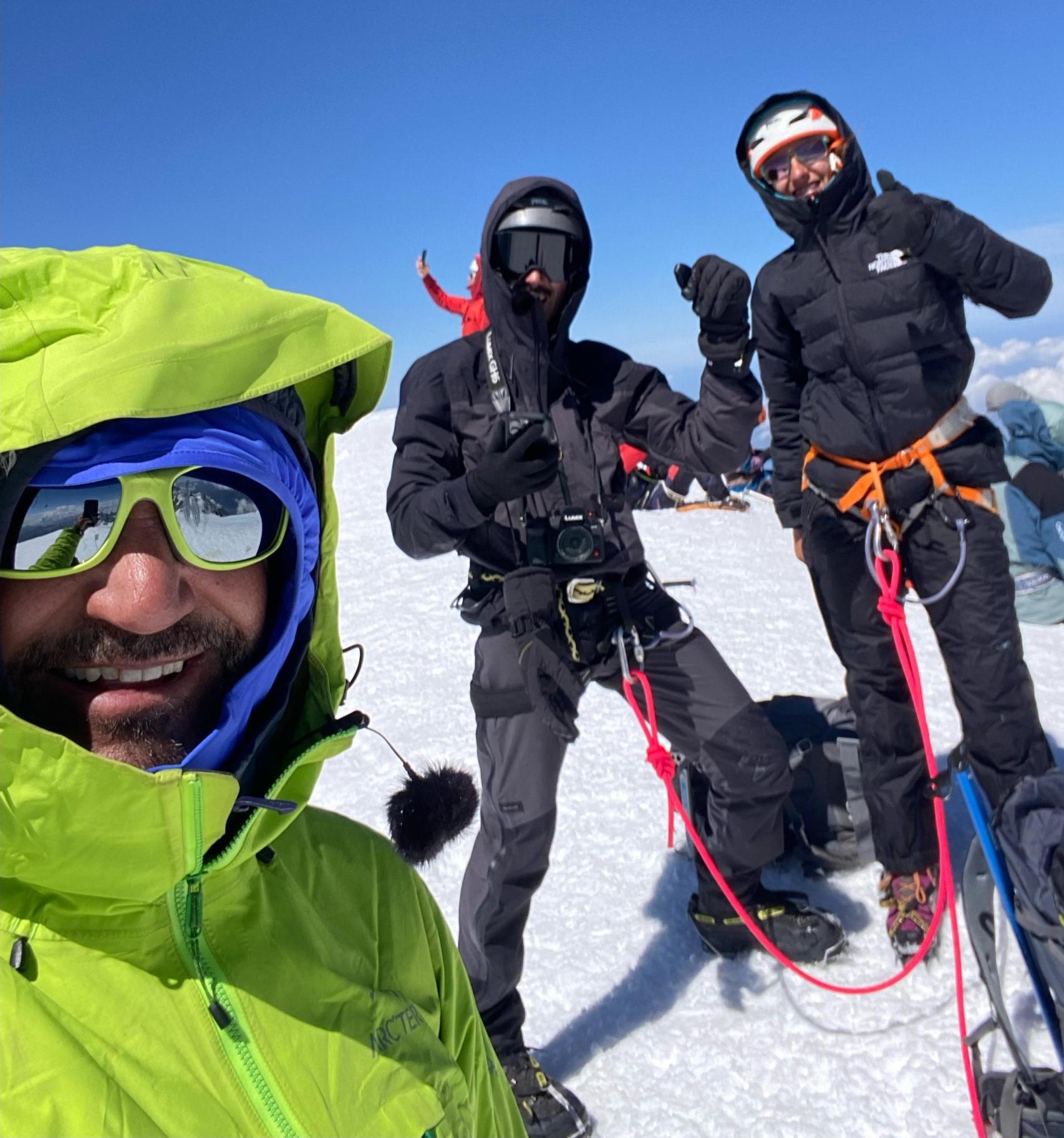 Álvaro junto a Marina Dorado, su compañera de aventura, e Isidoro González, el guía