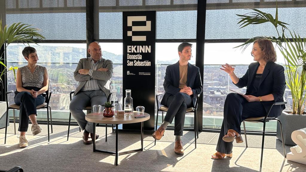 Cristina Tapia (EOI), José María García (SETT), Ignacio Liñán (Enisa) y Ainhoa Aldasoro (Fomento de San Sebastián), este jueves durante una mesa sobre emprendimiento en el Entrepreneurship Summit en EKINN.