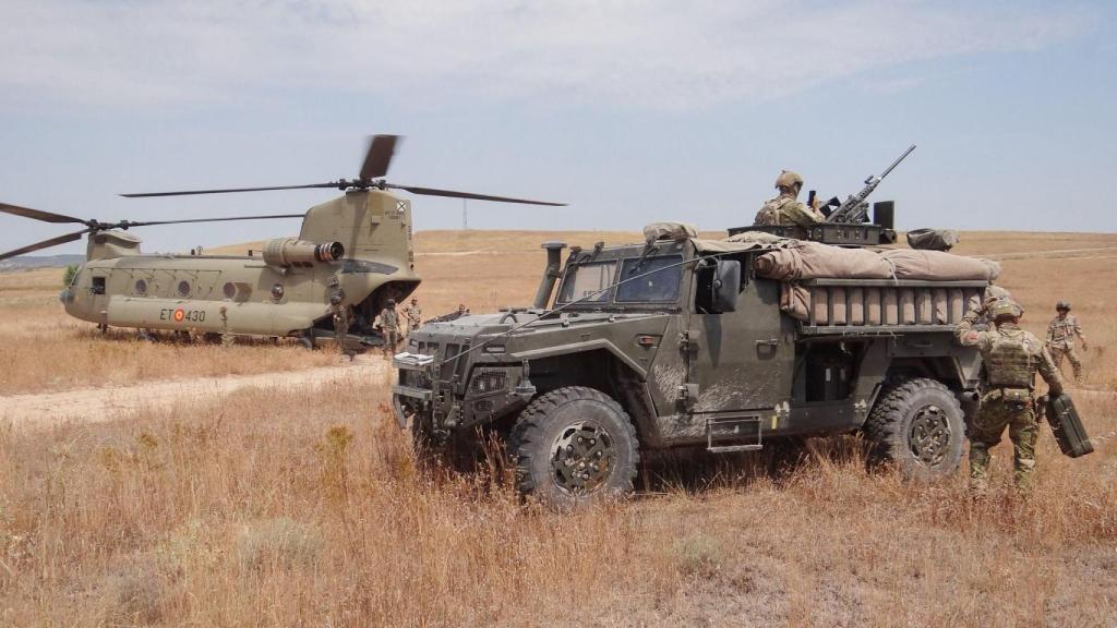 Helicóptero Chinook y vehóculo Vamtac