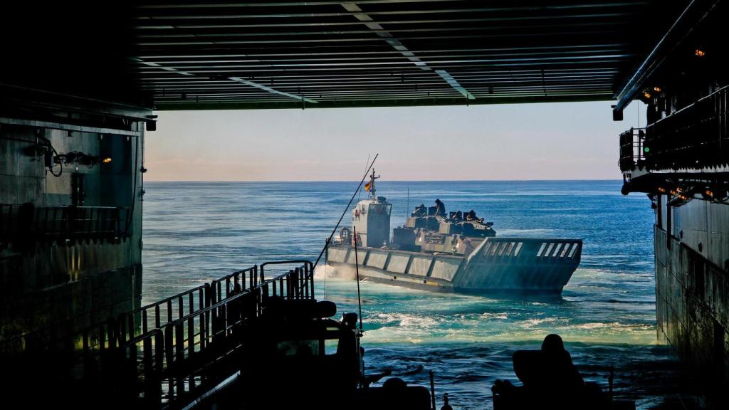 Vista de lancha de desembarco desde el dique del Juan Carlos I
