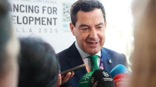 Juanma Moreno atiende a los medios de comunicación.