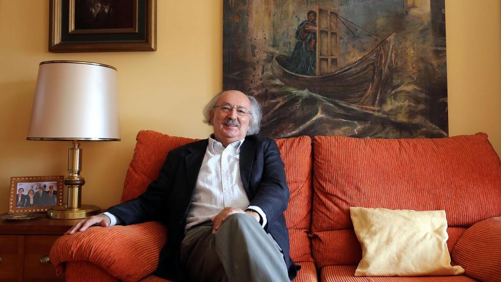 El poeta leónes Antonio Colinas en su casa de La Bañeza (León), con un óleo de Ramón Pérez Carrió al fondo