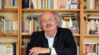 El poeta leónes Antonio Colinas en su casa de La Bañeza (León)