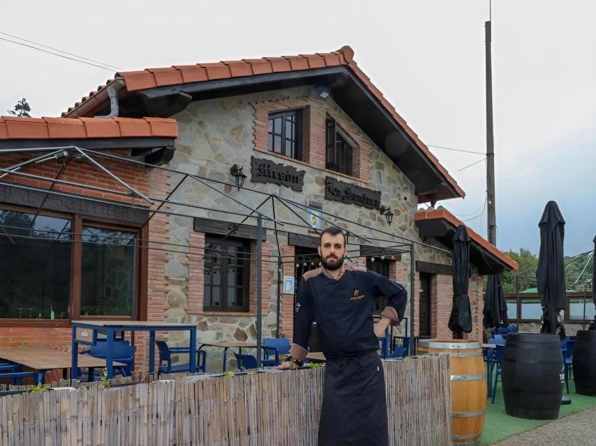 El chef Rubén Álvarez, frente a su restaurante Nueva Santuca, en Santillana del Mar, desde el que se contempla la Museo de Altamira.