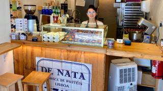 Rocío, dependienta de una céntrica pastelería en Sevilla.