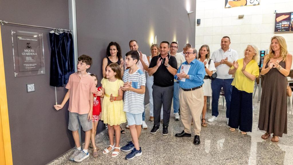 Los familiares descubrieron la placa en homenaje al cronista municipal de La Nucía, Miquel Guardiola Fuster (1943-2024).
