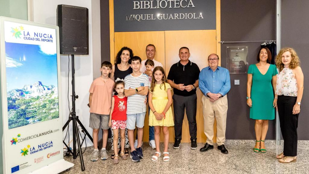 El alcalde de La Nucía, Bernabé Cano, junto a los familiares en el homenaje al cronista municipal Miquel Guardiola Fuster.